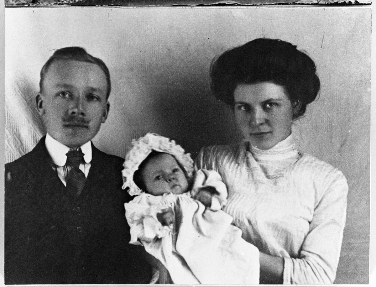 Antonius, Alice og Johanne Skinderviken, mars 1911.