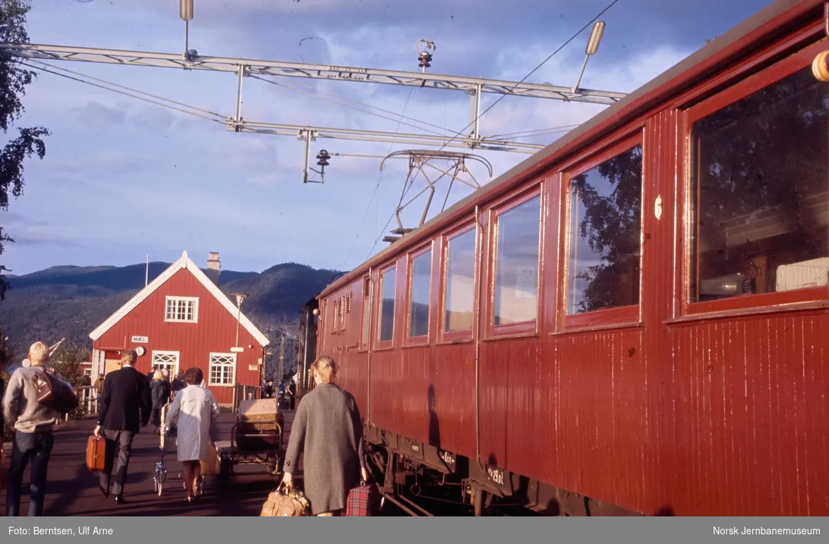 Persontog fra Rjukan på Mæl stasjon, nærmest personvogn litra BFo nr. 6