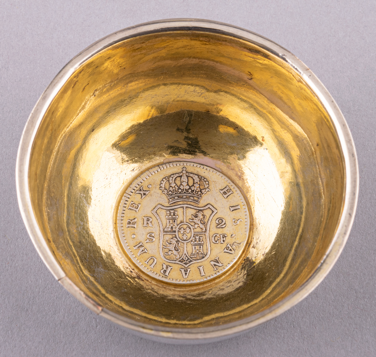 Supkopp i silver. Oläslig inskrift, i botten fastlödd slant från Spanien. Graverad IS 1778.