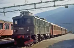 Elektrisk lokomotiv El 9 2063 med persontog til Myrdal på Fl