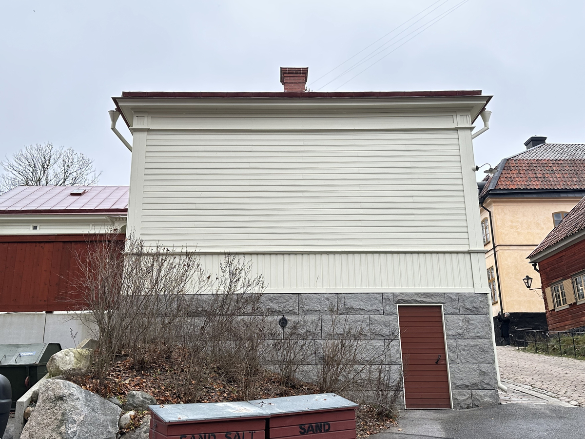 Järnhandlarens hus i Skansens stadskvarter är till sin fasad uppfört efter förlagan på Repslagargatan 8 (Modisten 3) i Hudiksvall. Stommen är modern. 

Byggnaden är uppförd i en våning, med källare i souterräng, grunden är av huggen natursten. Fasaden är klädd med liggande panel målad i en ljust vit kulör. Fasaden delas in av lisener vid det avskurna hörnet, samt med horisontell mittelbandslist i fönstrens underkant samt som en artikulering av vindsvåningen. Taket är brutet och klätt med rödmålad plåt. Vid det avskurna hörnet finns en takkupa med rundat överstycke, snickarglädje samt spira. Byggnaden har två murade skorstenar i tegel.

 Järnhandlarens hus rymmer en järnhandel med kontor, en järnhandlarbostad samt en konsumbutik. 

Byggnaden uppfördes på Skansen under åren 2004-2005.