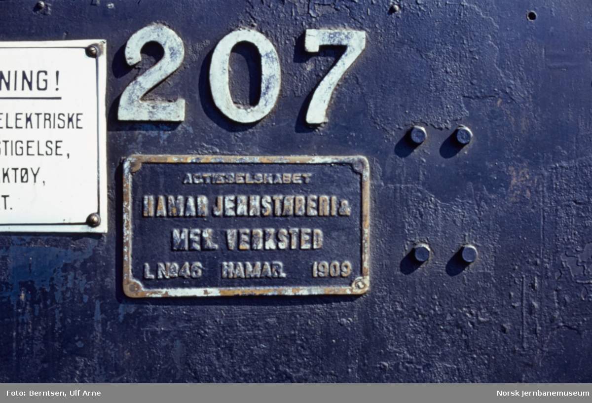 Nummer og fabrikkskilt på damplokomotiv type 21e nr. 207