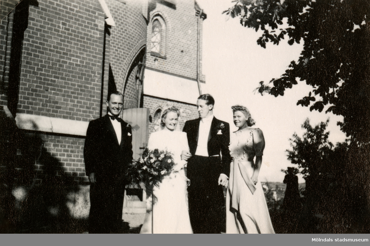 Bröllop mellan Rosa Krantz (1912 - 1994) och Bror "Petter" Pettersson (1913 - 1984), Fässbergs kyrka 7 augusti 1943. Tillsammans med brudparet står vittnena Östen Krantz (1910 - 1990) och hustrun Edit (1915 - 2008).