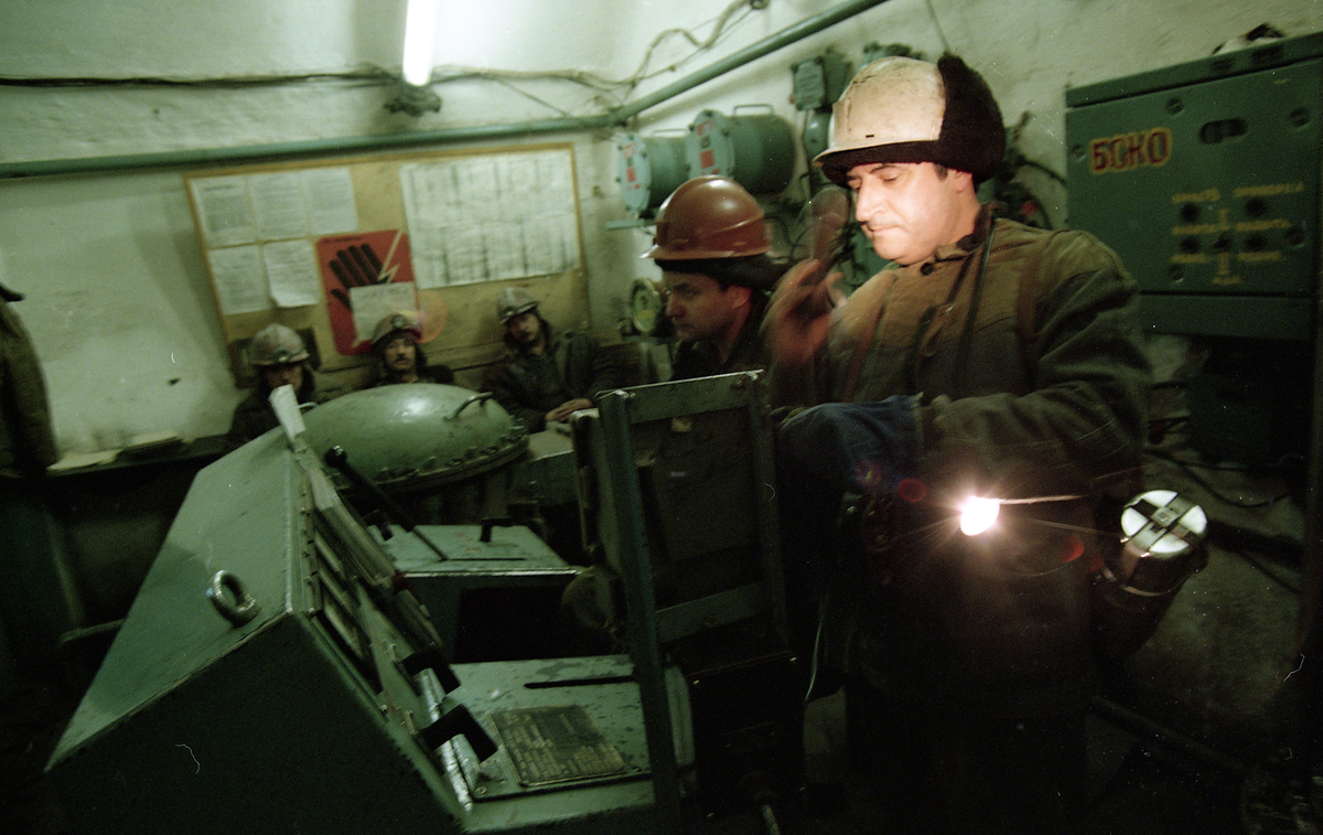 Bilder fra reportasje om gruveulykke i Barentsburg 18. semptember 1997 hvor 23 mennesker mistet livet. Artikkelen omhandlet opprydnings og istannsettelsesarbeidet av gruve for videre drift. Årsaken til ulykken ble fastslått å være mennesklig feil. Grivearbeiderne hadde brukt feil sprengstoff på feil plas.