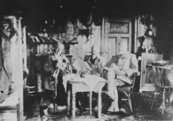 Familien Klingenberg samlet rundt bordet. Bilde tatt i jakts