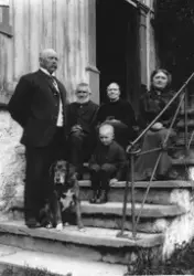 Medlemmer av familien Strøm på trappen ved et hus på Magerøy