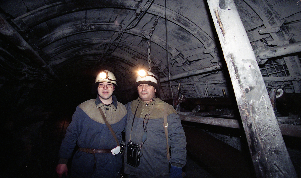 Assisterende sjefsingeniør for sikkerhet i transportsjakt.   

Bilder fra reportasje om gruveulykke i Barentsburg 18. september 1997 hvor 23 mennesker mistet livet. Artikkelen omhandlet opprydnings og istannsettelsesarbeidet av gruve for videre drift. Årsaken til ulykken ble fastslått å være menneskelig feil. Gruvearbeiderne hadde brukt feil sprengstoff på feil plass. 