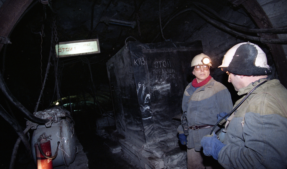 Bilder fra reportasje om gruveulykke i Barentsburg 18. september 1997 hvor 23 mennesker mistet livet. Artikkelen omhandlet opprydnings og istannsettelsesarbeidet av gruve for videre drift. Årsaken til ulykken ble fastslått å være menneskelig feil. Gruvearbeiderne hadde brukt feil sprengstoff på feil plass. 