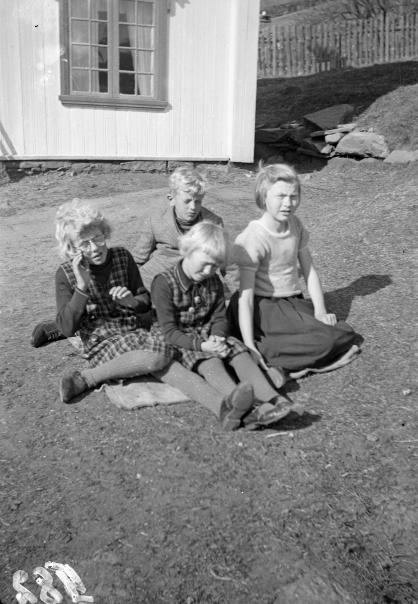 Bilde viser portrett av Ragnhild, Einar, Helene og Anne-Lise Jonsjord

Fotosamling etter Øystein O. Jonsjords (1895-1968), Tinn.