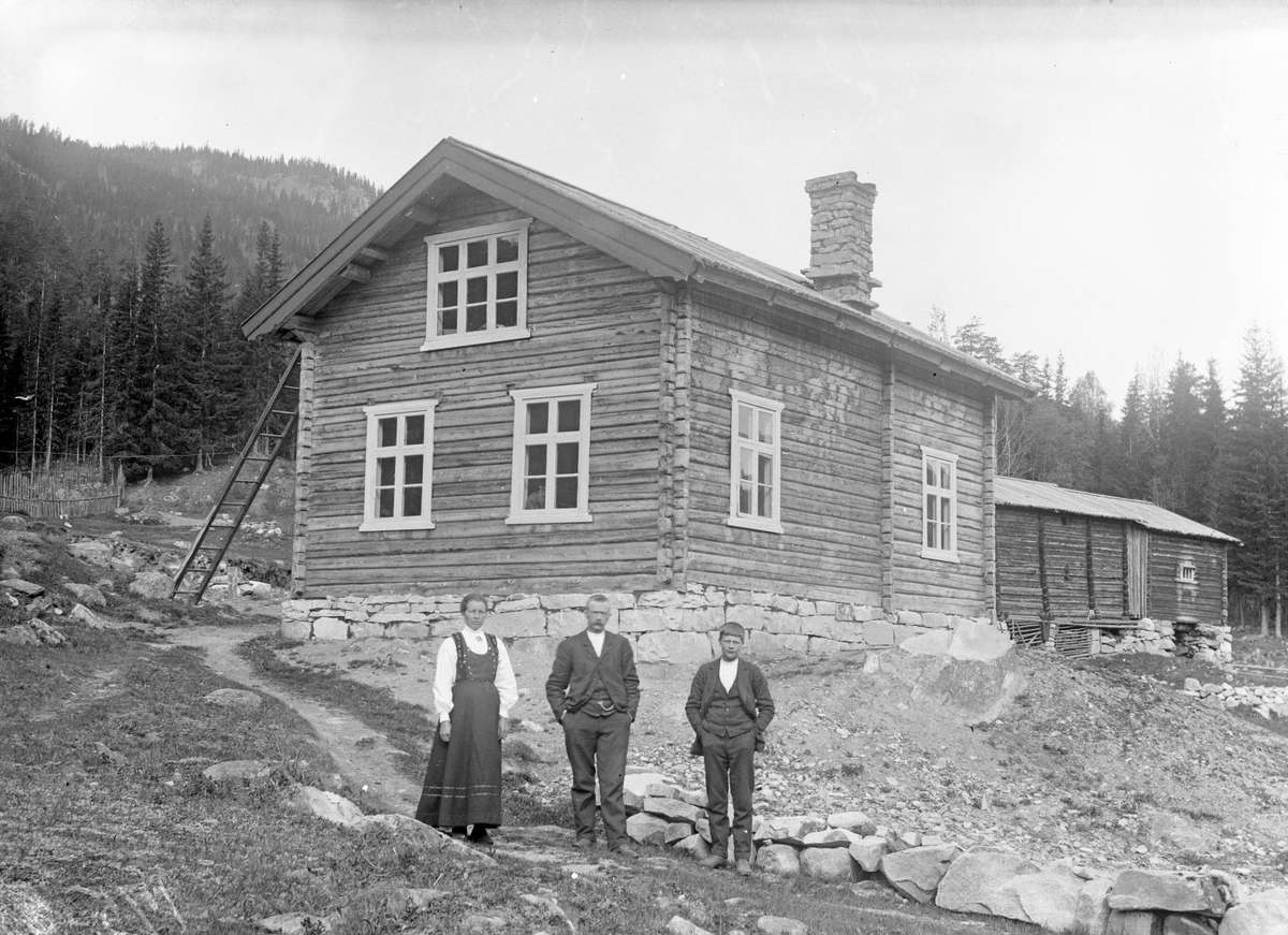 Bilde hus med folk i finstas. Tinn drakt

Fotosamling etter Øystein O. Jonsjords (1895-1968), Tinn.