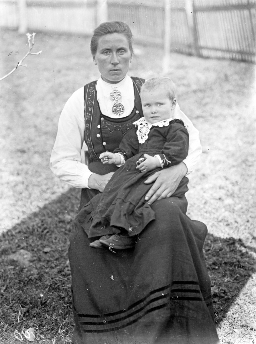 Bilde viser portrett av Ingebjørg Håvardsrud i Tinn drakt med lite barn på fanget

Fotosamling etter Øystein O. Jonsjords (1895-1968), Tinn.