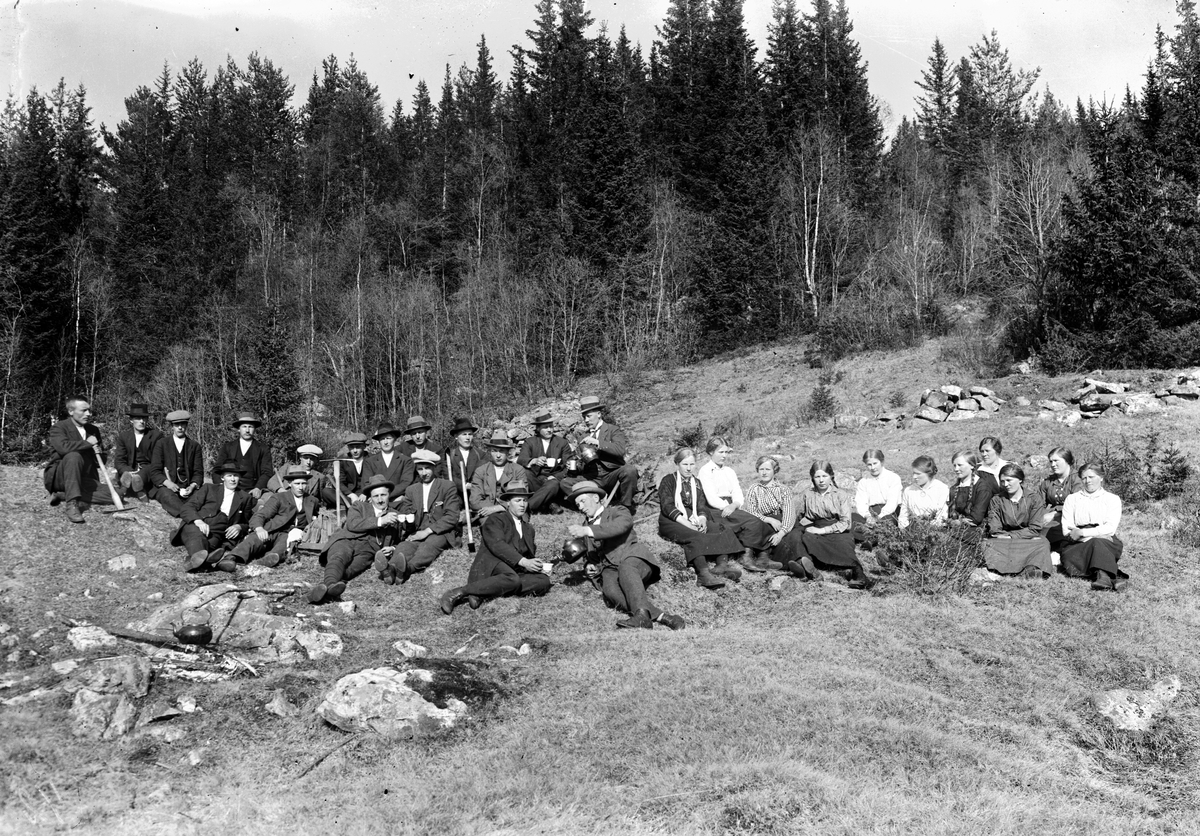 Bilde viser skogplanting i Austbygda

Fotosamling etter Øystein O. Jonsjords (1895-1968), Tinn.