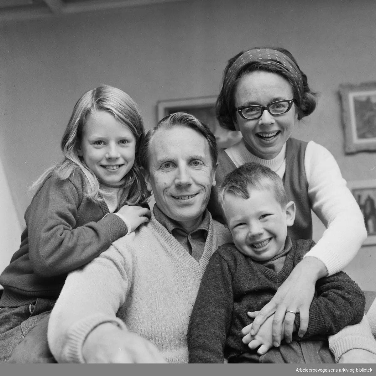 Revyforfatter, skuespiller og tv-produsent Bjørn Sand med familie; skuespiller Unni Bernhoft, Marianne og Simen Sand. Oktober 1968..