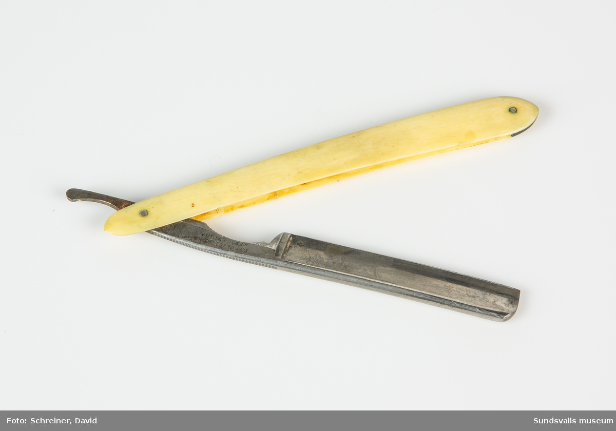 Rakkniv som har använts vid våtrakning. En klassisk form av rakning där ett vasst rakblad används för att avlägsna hår.