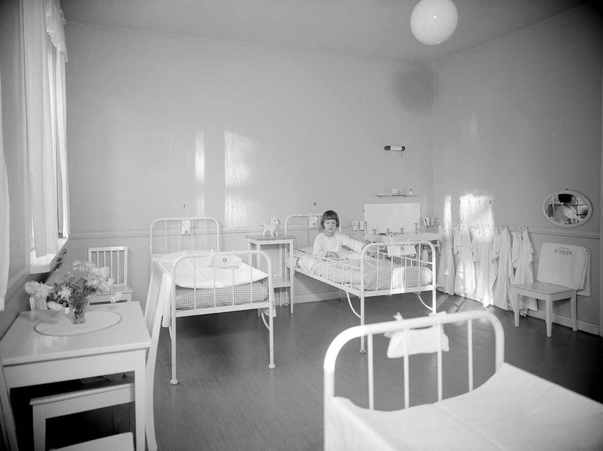 Interiör från Blåklintshemmet i Linköping. Hemmet, som togs i bruk 1935, hade vid etableringen plats för 10 barn.