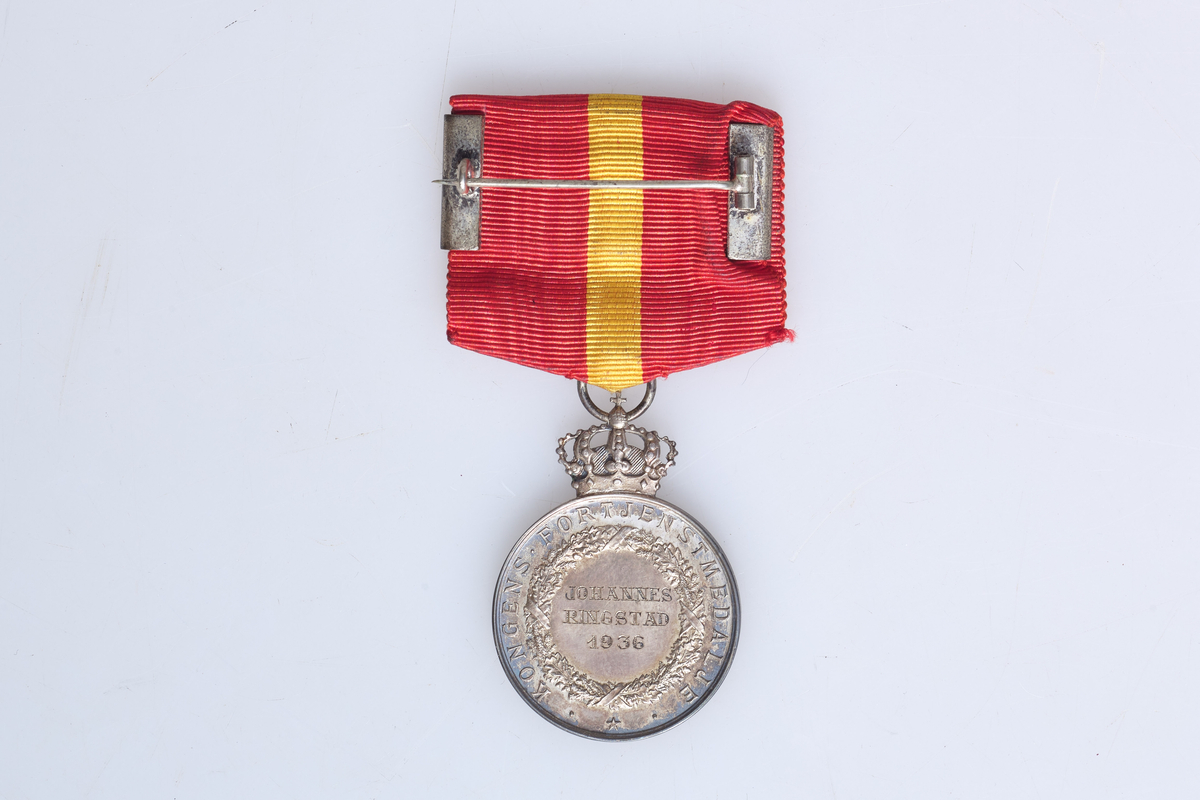 Kongens fortjenestemedalje i sølv i etui til Johannes Ringstad. Fått i 1936.