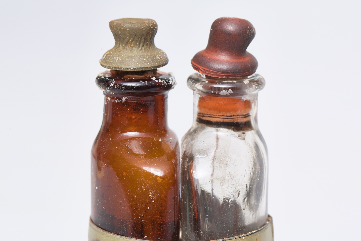Metallboks med to glassflasker (klar og brun) med gummipropp
Inneholder blekkfjernemiddel