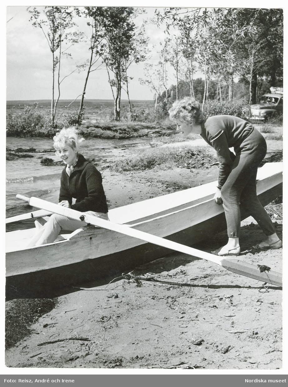 Två kvinnor med  en båt vid kusten i Rättvik.