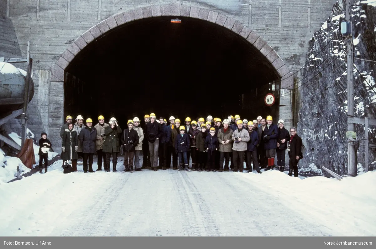 Deltagere på utflukt i regi av Norsk Jernbaneklubb gjennom Lieråsen tunnel