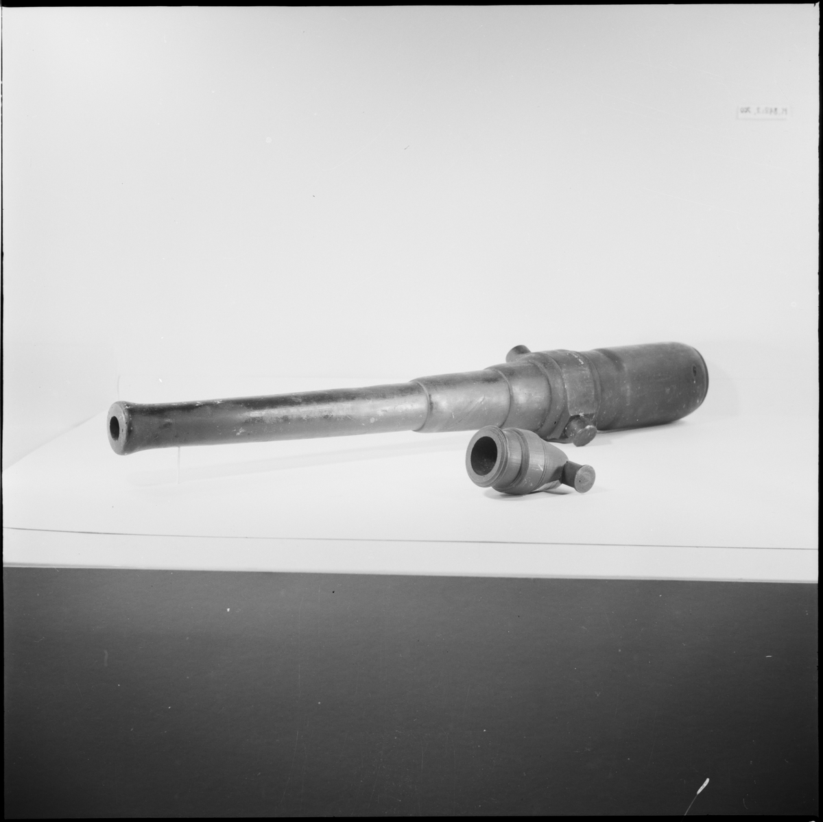 Kanonmodell. 150 mm däckslavettage m/1884. Modell av järn, med kanon av trä. Lavettaget märkt: "25/10 1888".