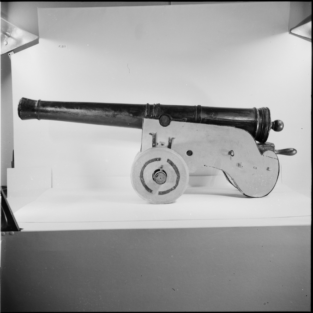 Kanonmodell: skans- eller släplåda, med 16-lödig kanon av Tornqvist. Modellen antagen 1757, är helt av trä med beslag av järn. Blåmålad, beslagen svarta. Lavetten L = 550 mm B = 450 mm H = 320 mm.