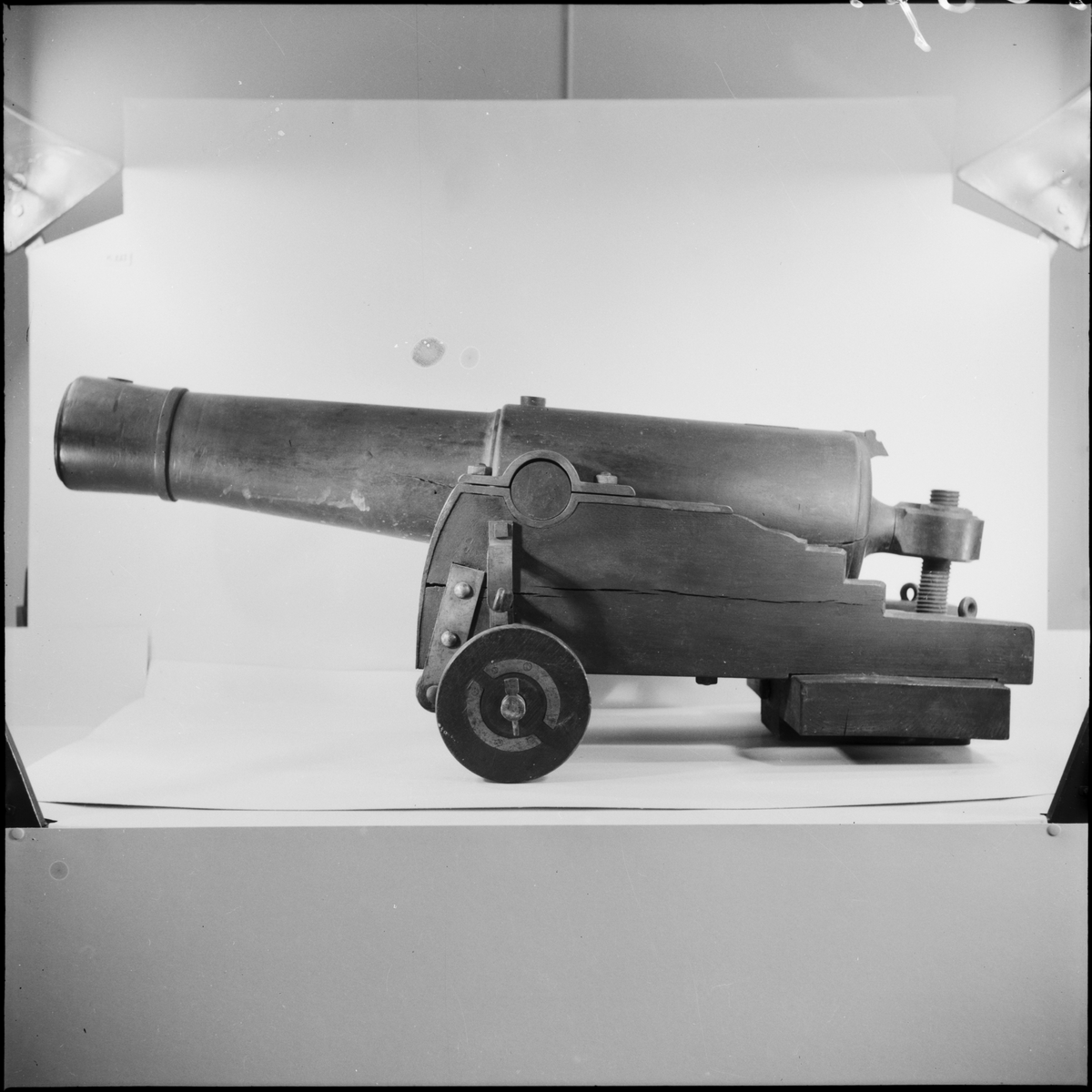 Projekt till lavettage för 7-tums bombkanon. Modellen helt av trä, svartmålad. Lavettage L = 1900 mm B = 520 mm H = 470 mm.