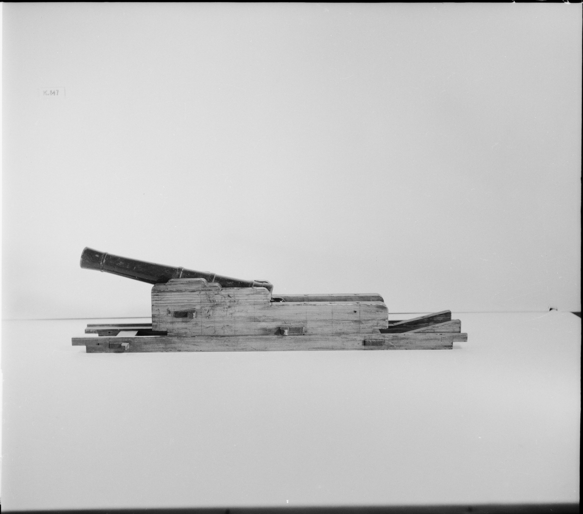 Kanonmodell: 18-pundig blälklavett av Ehrensvärds modell, av trä, med kanon. Lavett L = 560 mm B = 120 mm H = 105 mm.