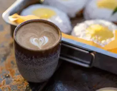 BIlder viser en fristende kaffekopp med hjerte i skummet og skoleboller