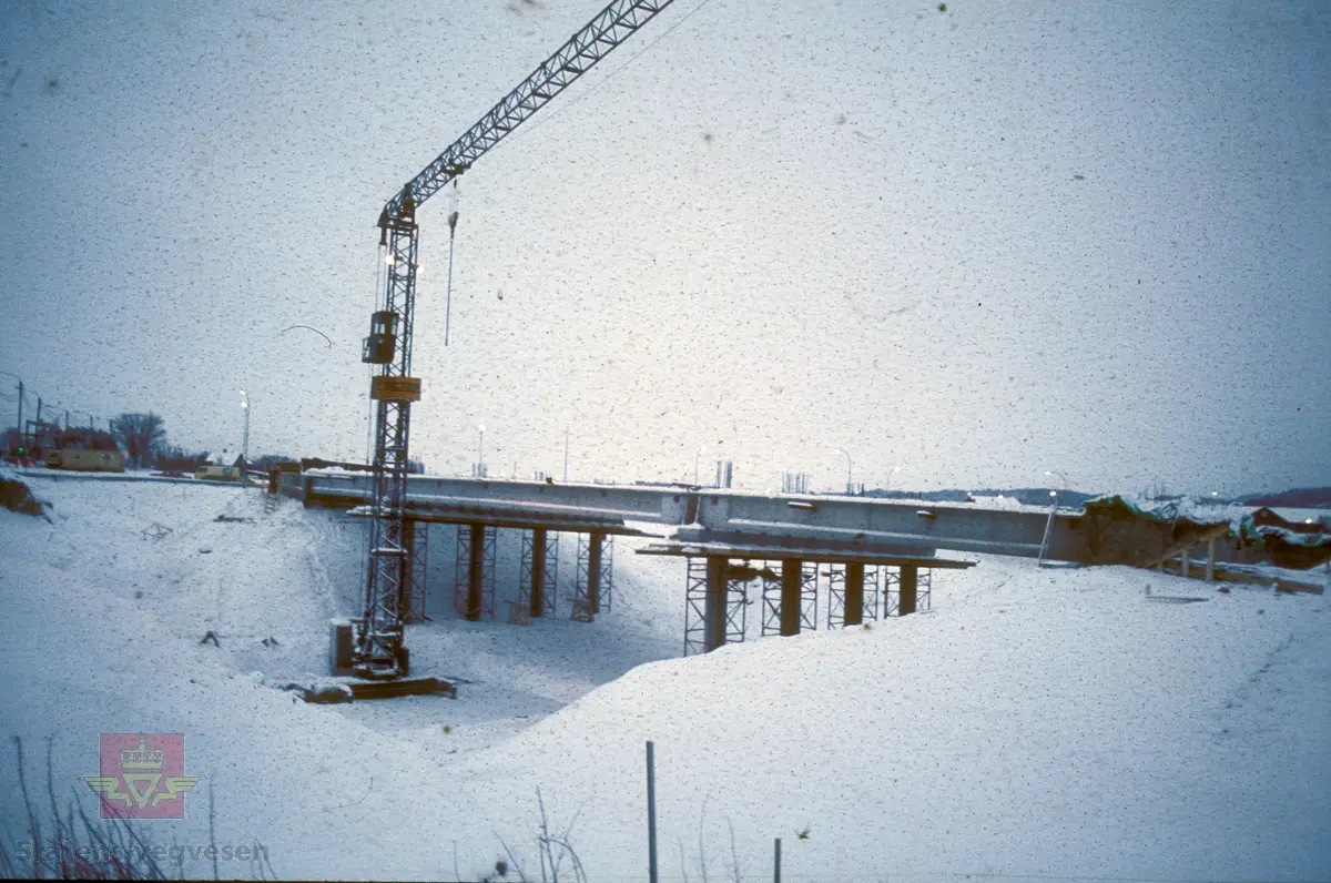 Bygging av ny E-6 mellom Sluppen og Tonstad. Utlegging av bjelker på bru over Ytre Ringveg.