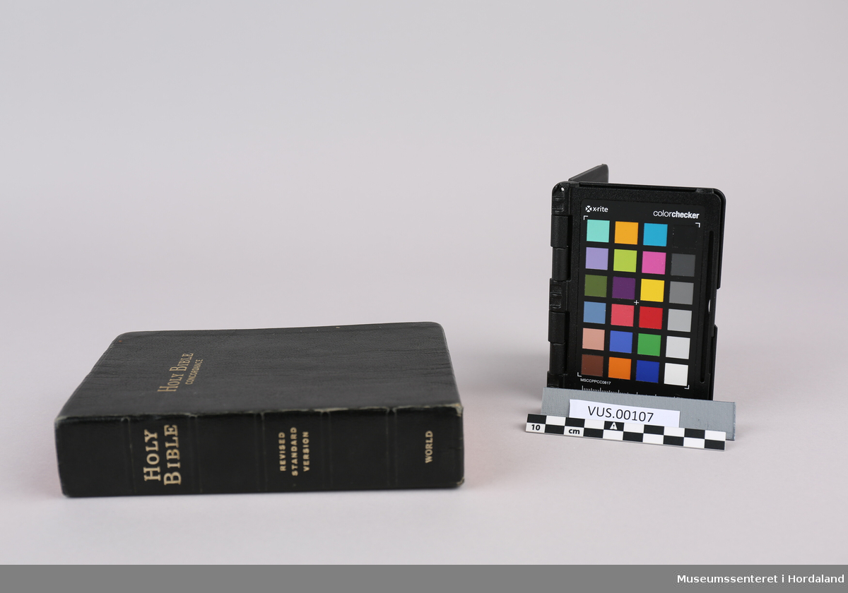 Bibel med svart lærinnbinding og forgylte bokstaver.