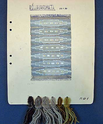 1.Färgskiss och garnprov till röllakansmatta i grå och gula nyanser i storlek 110x180 cm. Skissen är fastklistrad på en kartong..
2. Färgskiss på rutpapper.