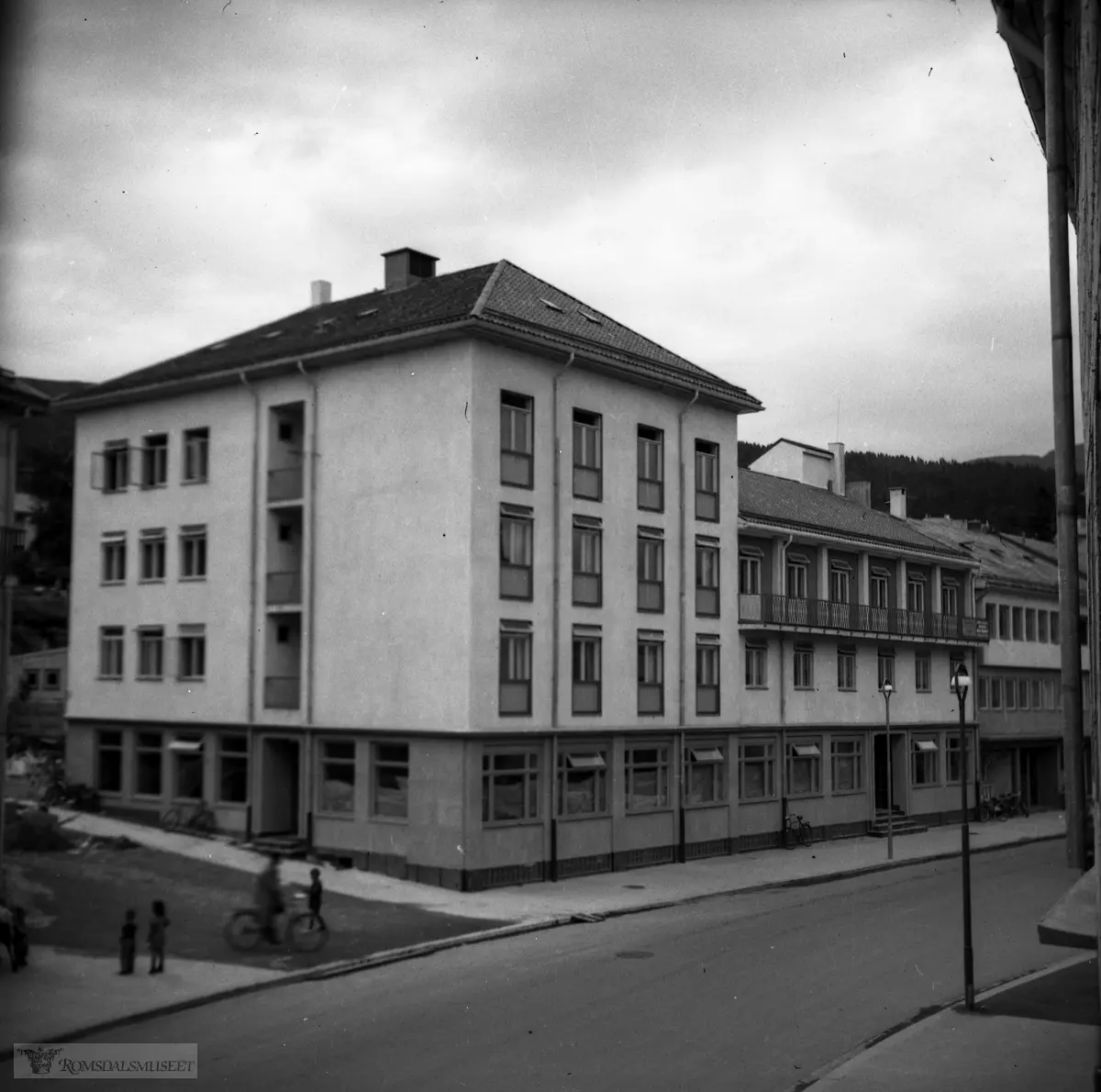 "Romsdalsheimen sin åpning".Romsdalsheimen vart opna med stor fest den 09.09.1949. Arkitekt Ivar Bjordal.