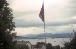 "Sommer 1982". .Kongeskipet "Norge" på vei inn Moldefjorden.