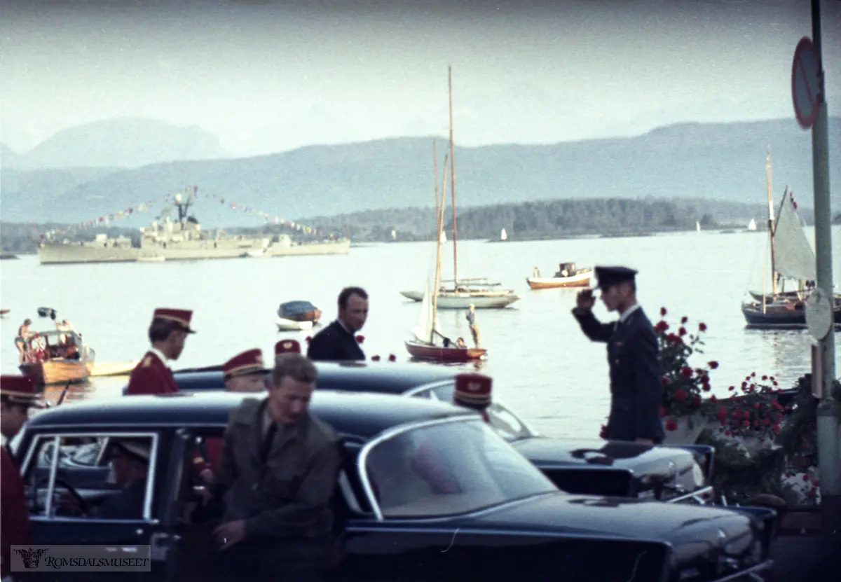 Dronning Elizabeth II og Kong Olav V og deres familier under feriebesøket i Romsdal 09.08.1969.
