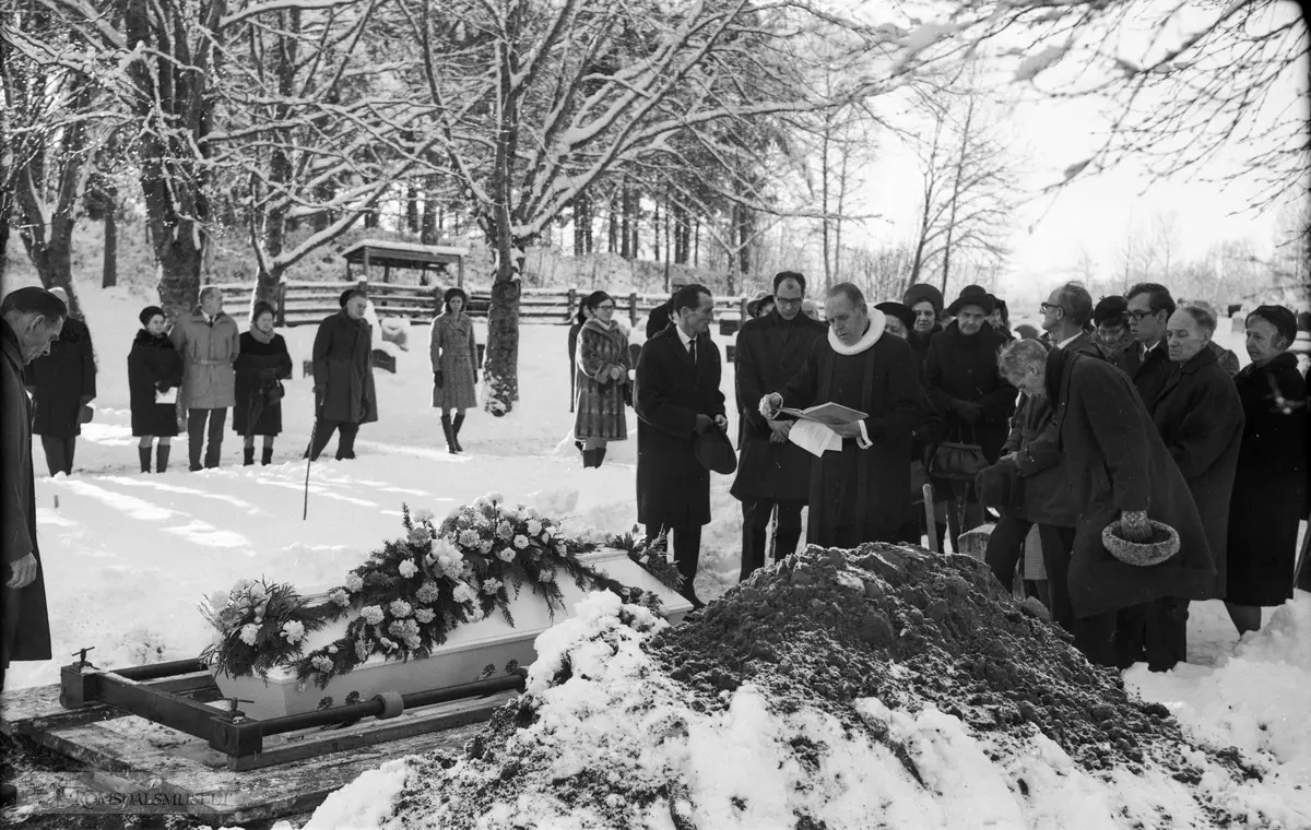 "Januar 1971".Begravelse fra Røbekk.