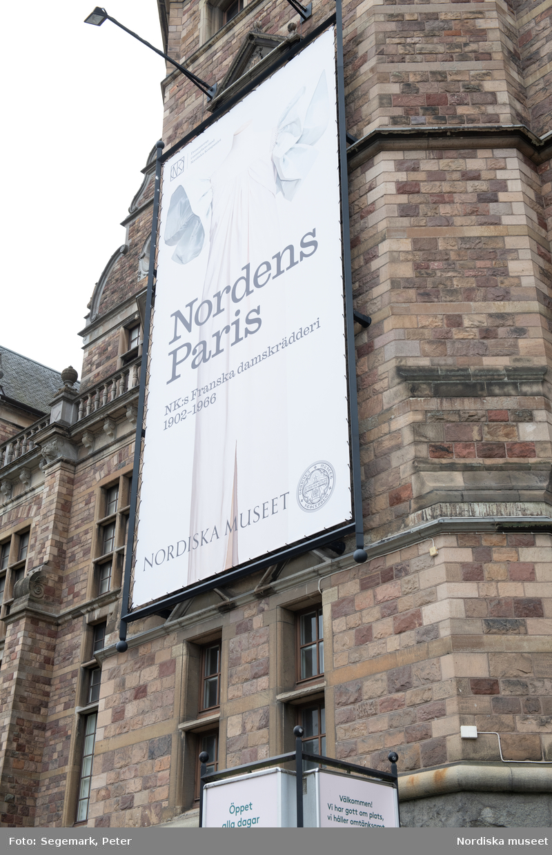 Nordiska museets fasad med vepor som marknadsför utställningen Nordens Paris om NK:s Franska damskrädderi 1902-1966 som pågick mellan 17 september 2021 och 1 oktober 2023.