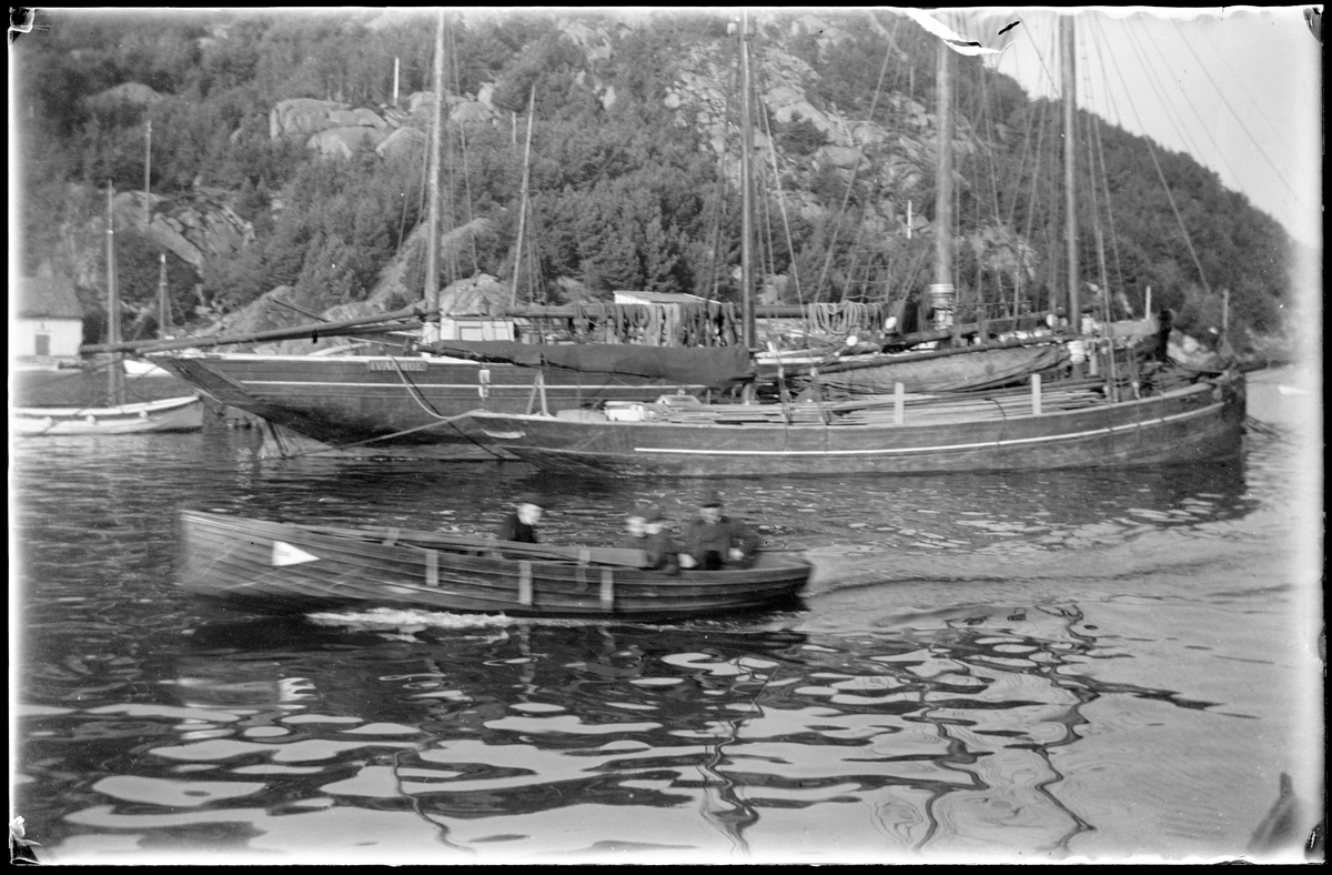 Mennesker i en motorbåt i Egersund havn