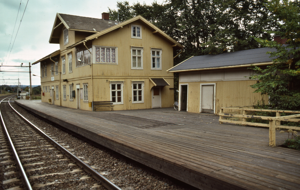 Bøn stasjon, Hovedbanen. Opprette 1858. bygningsmiljø; bl.a. plattformgodshus, verkstedhall med spor