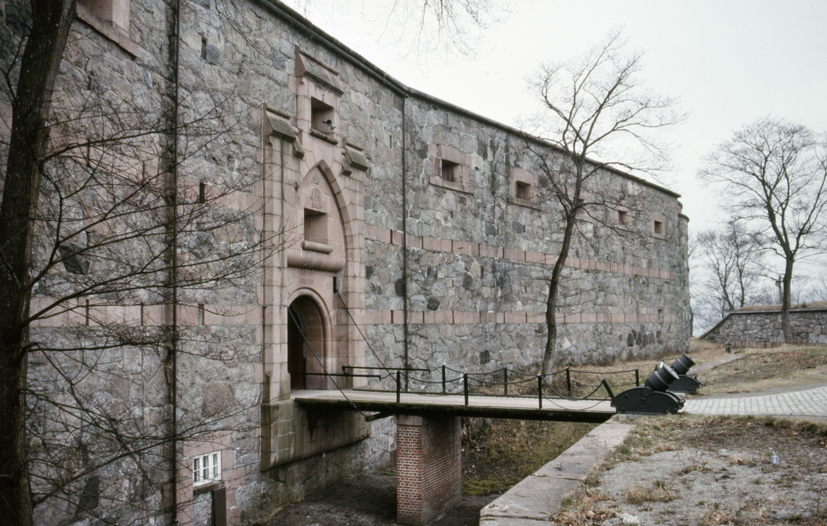 Oscarsborg festning, bygd 1846 – 56. Borgport, vollgrav