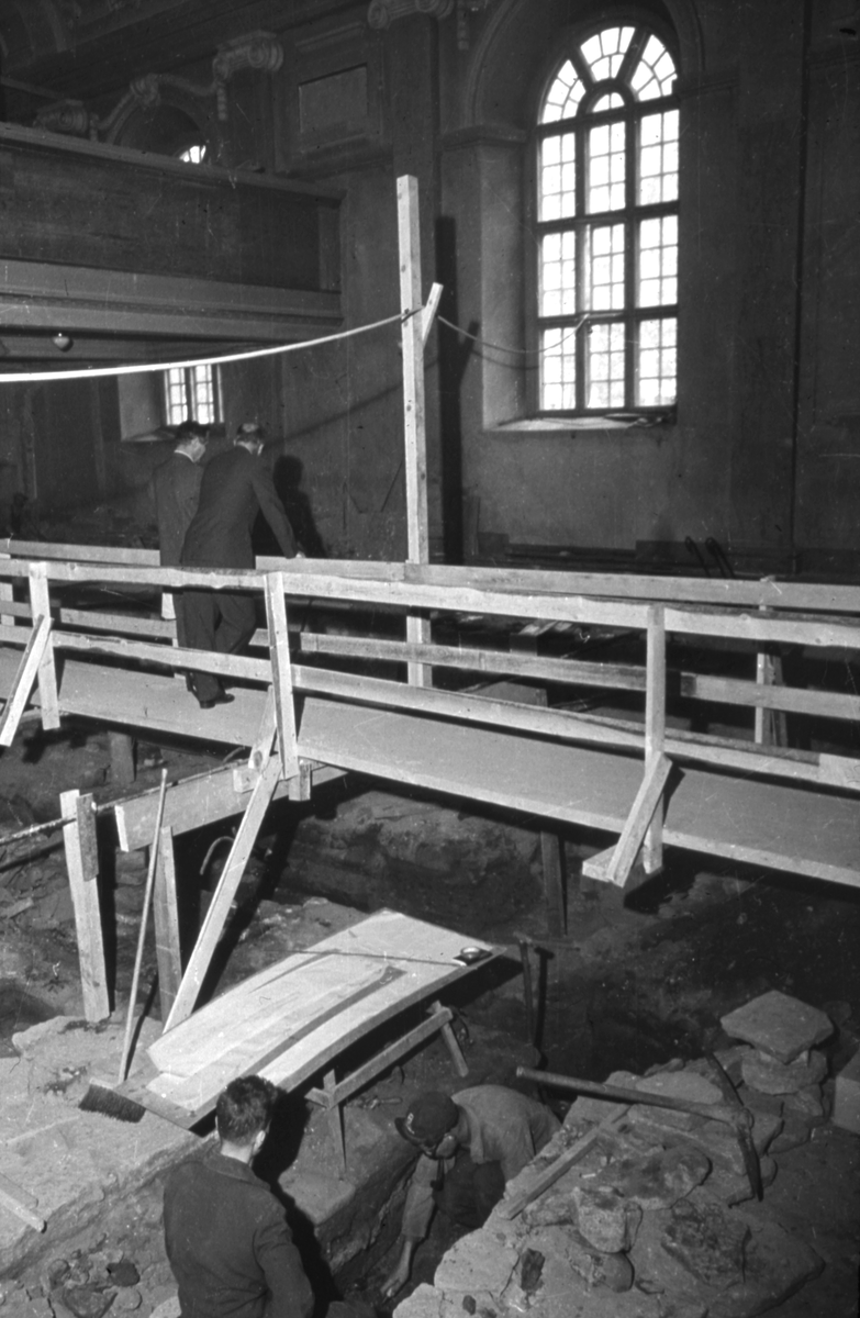 Under åren 1956-58 genomfördes omfattande förstärkningsarbeten av S:t Larskyrkan i Linköping. Arbetet inkluderade en fullständig utgrävning av grunden till kyrkans medeltida ursprung. Här ett ögonblick från insatsen.