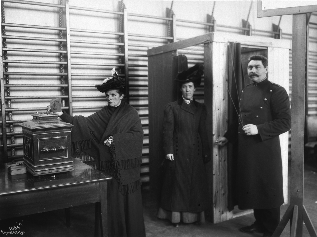 Stortingsvalg 1/11 1913. Arbeiderkone legger sin stemme i urnen 1/11 1913.