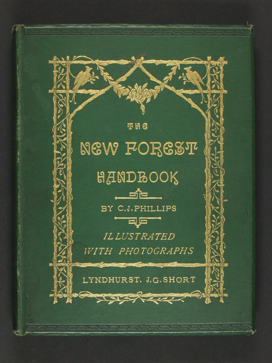 Bok på 116 s. med kart og beskrivelse av skogsområdet New Forest i Hampshire. Boken inneholder 10 fotografier som limt inn i boken. Fotografiene er tatt av John Golden Short.