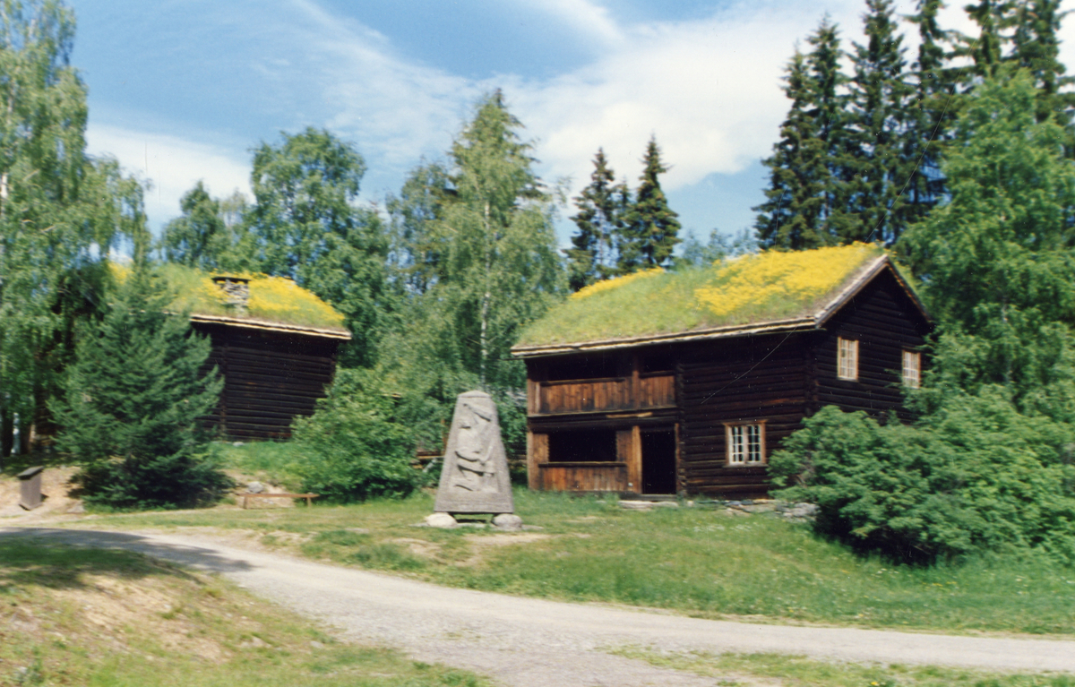Prestøybygningen og Hilme-steinen ved Valdres Follkemuseum