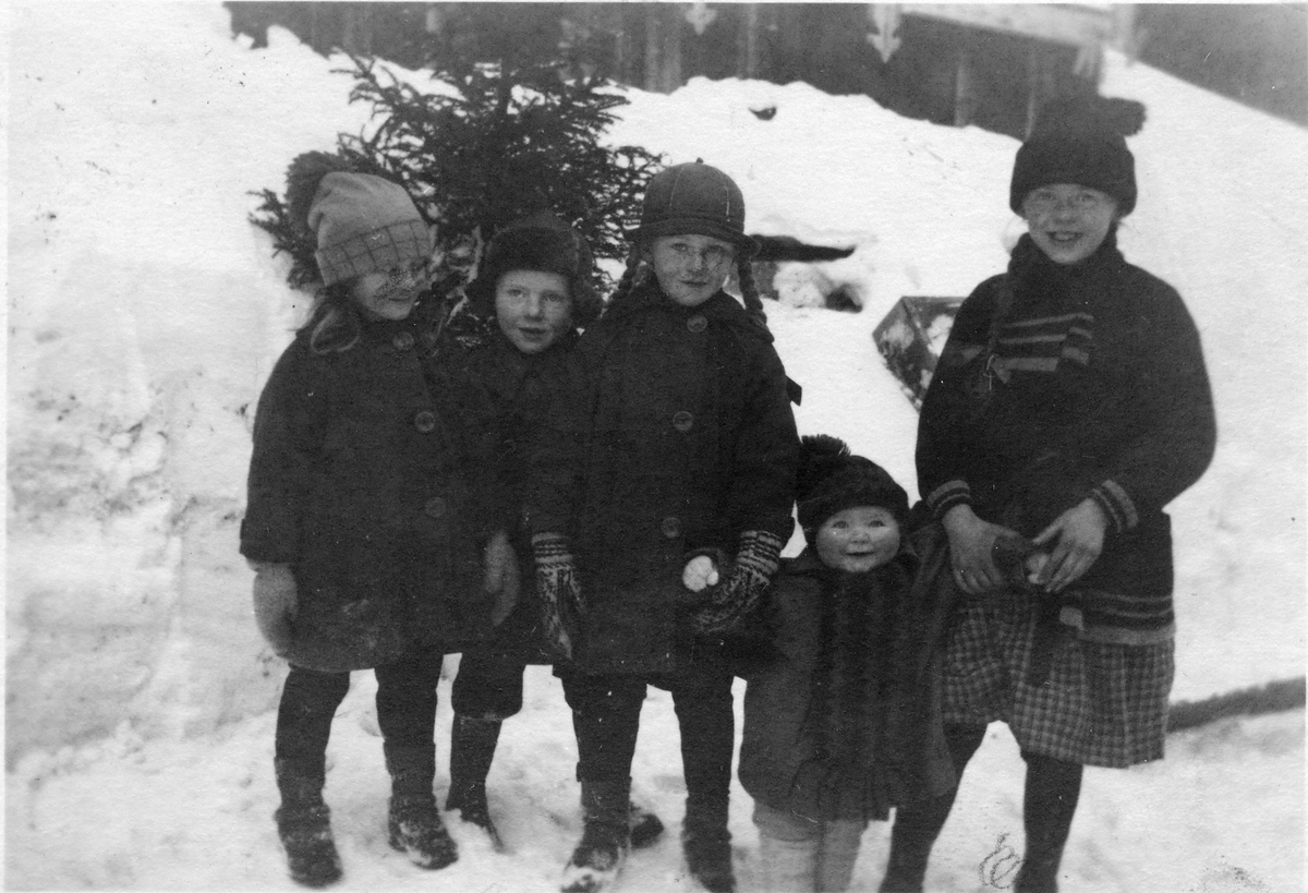 Fem barn ute i snøen