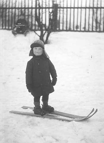 Prot: En kjek liten Skiløper paa ski 1908