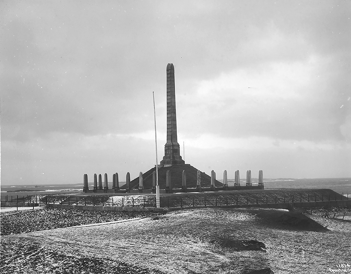 Prot: Haugesunds Havn Haraldstøtten  24/2-3/3
Konv: Harald Haarfagers Bouta
Obelisken er i granitt, 17 m. høy, 29 mindre støtter er plassert omkring.