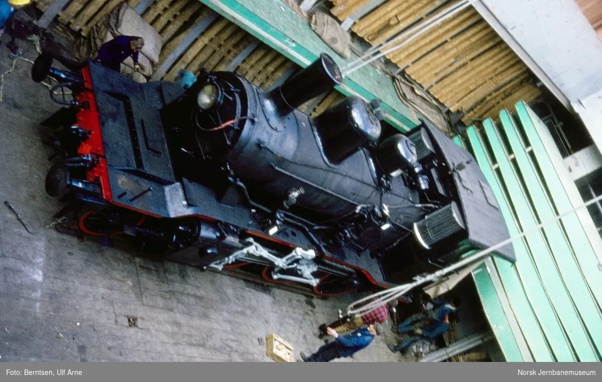 Damplokomotiv type 21c nr. 377 under utskipning til England, her ombord i MS Tasso
