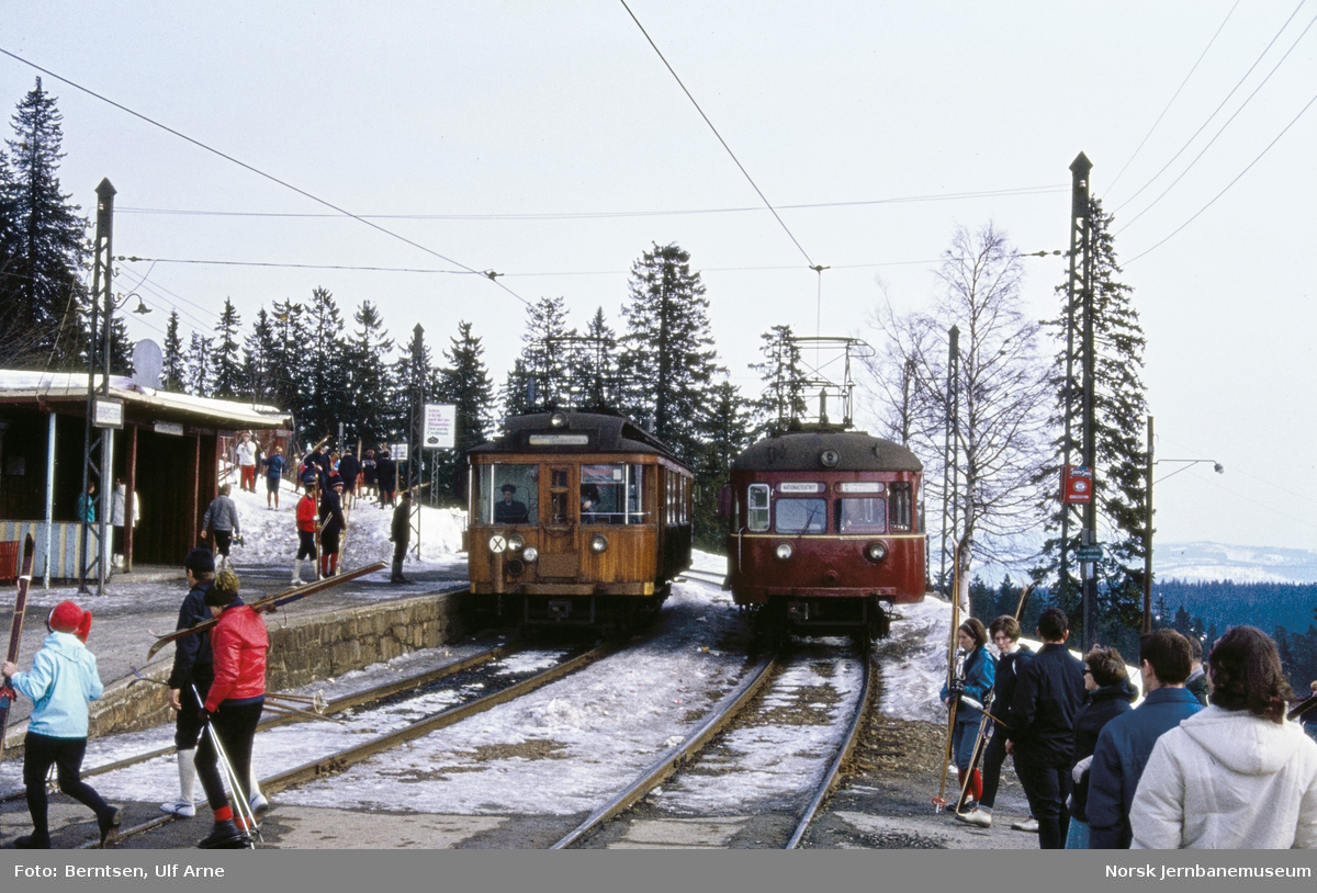 Holmenkolbanens motorvogner nr. 104 og 113 eller 114 på Frognerseteren stasjon