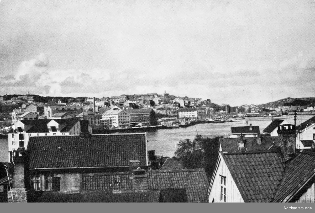Postkort fra Kristiansund. Utgiver er Fotograf Engvig.
