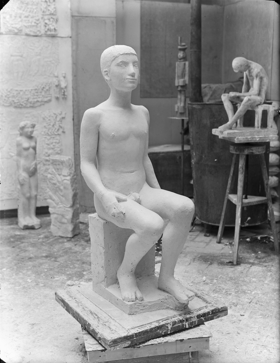 Skulptur i ateljé av skulptören Bror Marklund
Sittande naken pojke
